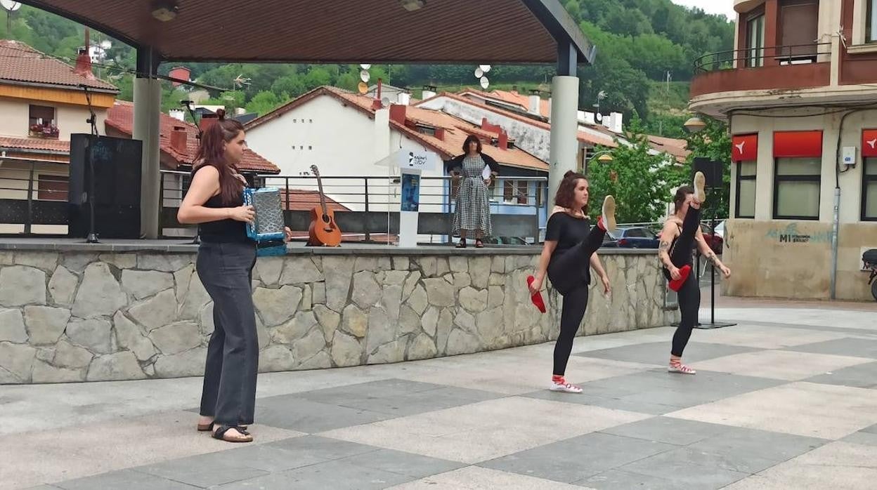 Durante el homenaje los convocantes bailaron un aurresku de honor