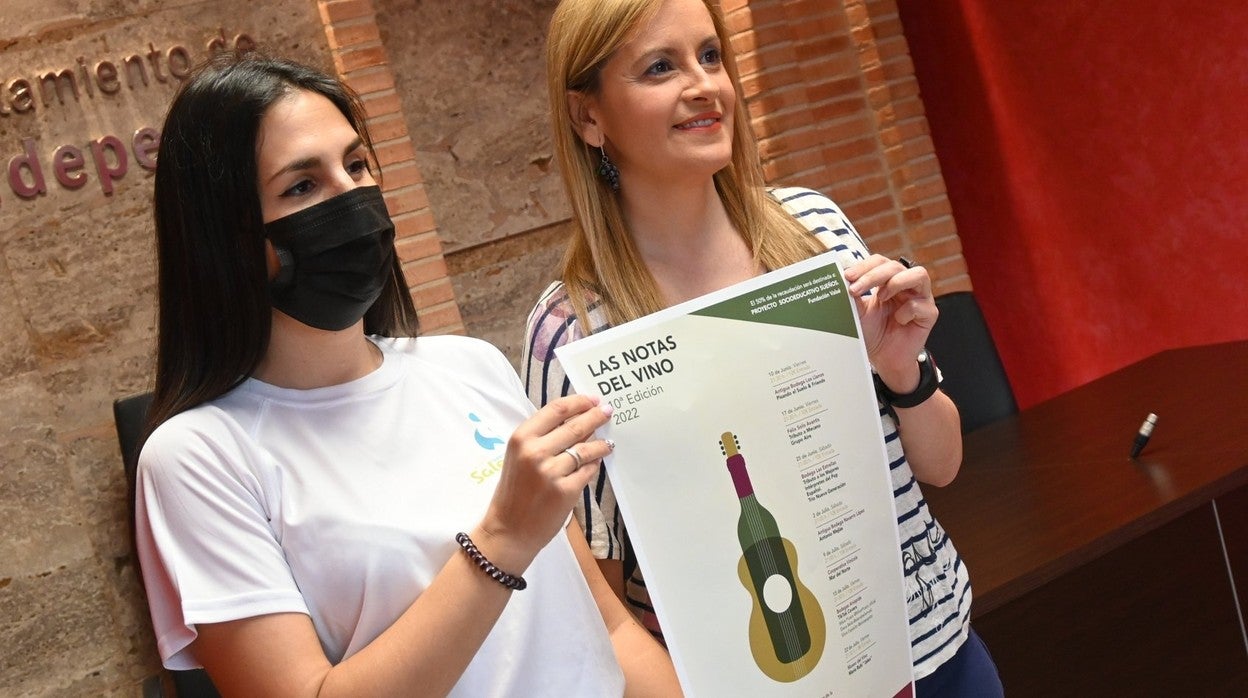 La teniente de alcalde de Valdepeñas, Vanessa Irla, con Raquel Alcázar, de la Fundación Valsé