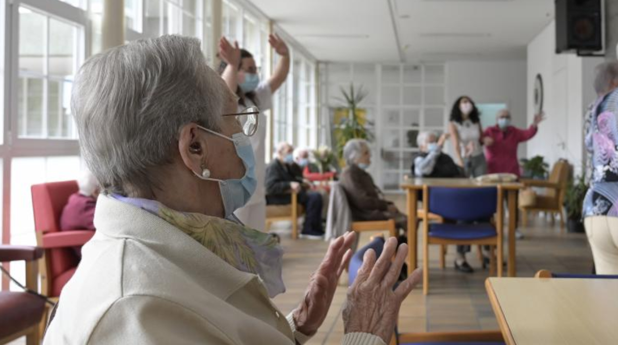 Ancianos en la Residencia de mayores de Carballo, en junio de 2021