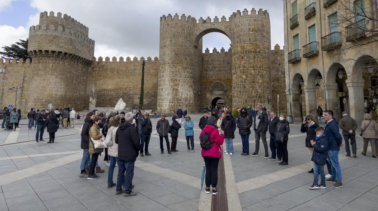 Turistas junto a la Muralla de Ávila en Semana Santa