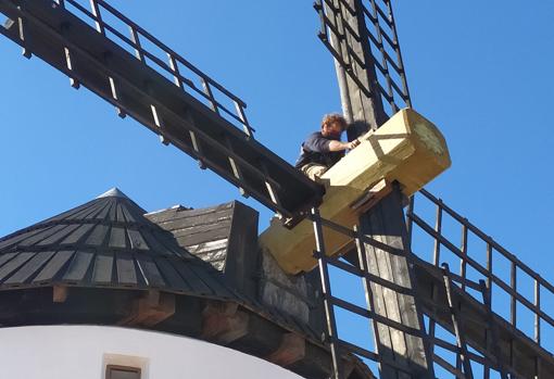 Juan Bautista, encaramado a las aspas de uno de los molinos de viento de La Mancha