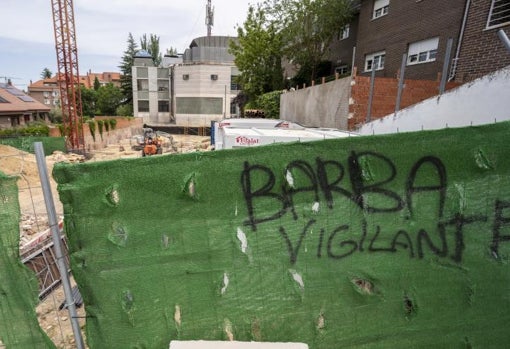 Una obra en la zona de Arturo Soria, vigilada por los Barbas