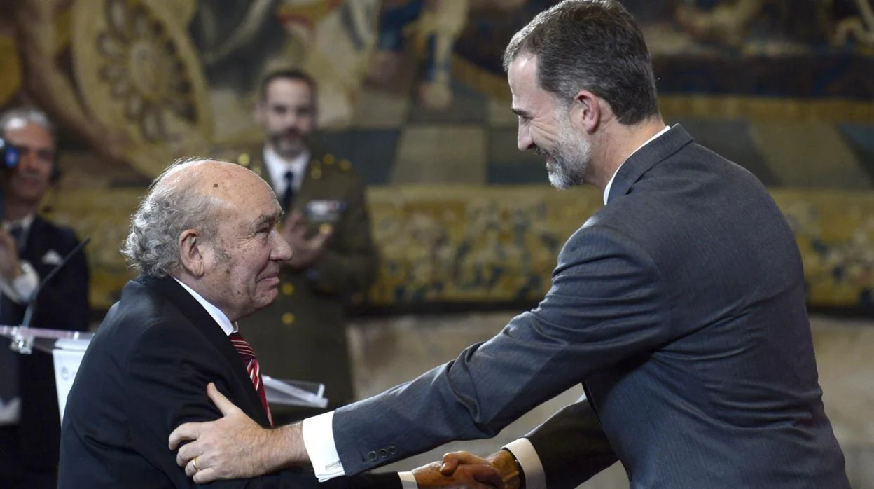El presidente de honor del Grupo Antolín, José Antolín Toledano, recibe el 'Premio Reino de España a la Trayectoria Empresarial' de manos del rey Felipe VI en 2016