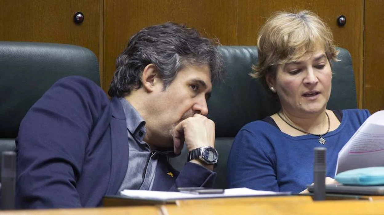 Iker Casanova junto a Rebeka Urbera en el Parlamento vasco