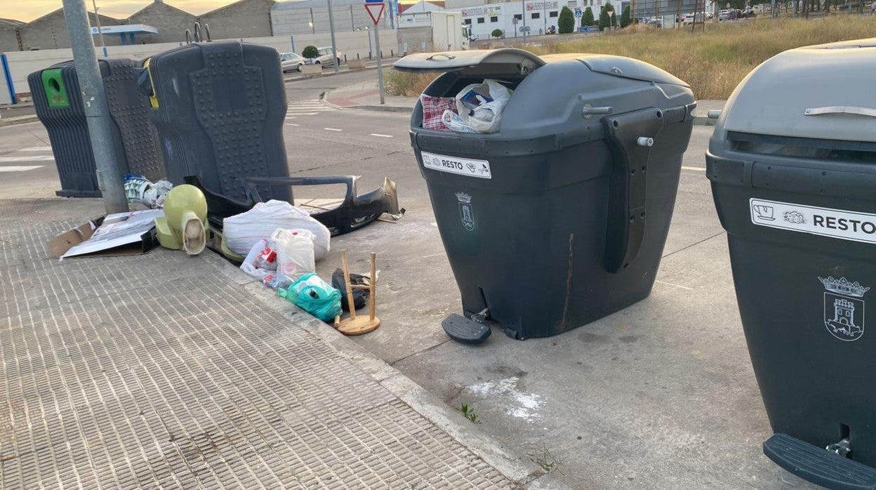 Aculación de bolsas de basura frente a los contenedores