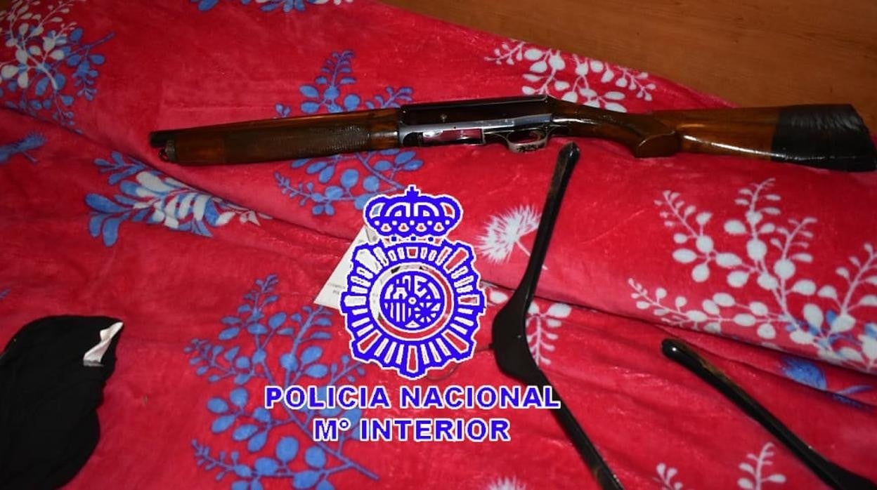 Escopeta intervenida por la policía del domicilio de uno de los dos detenidos