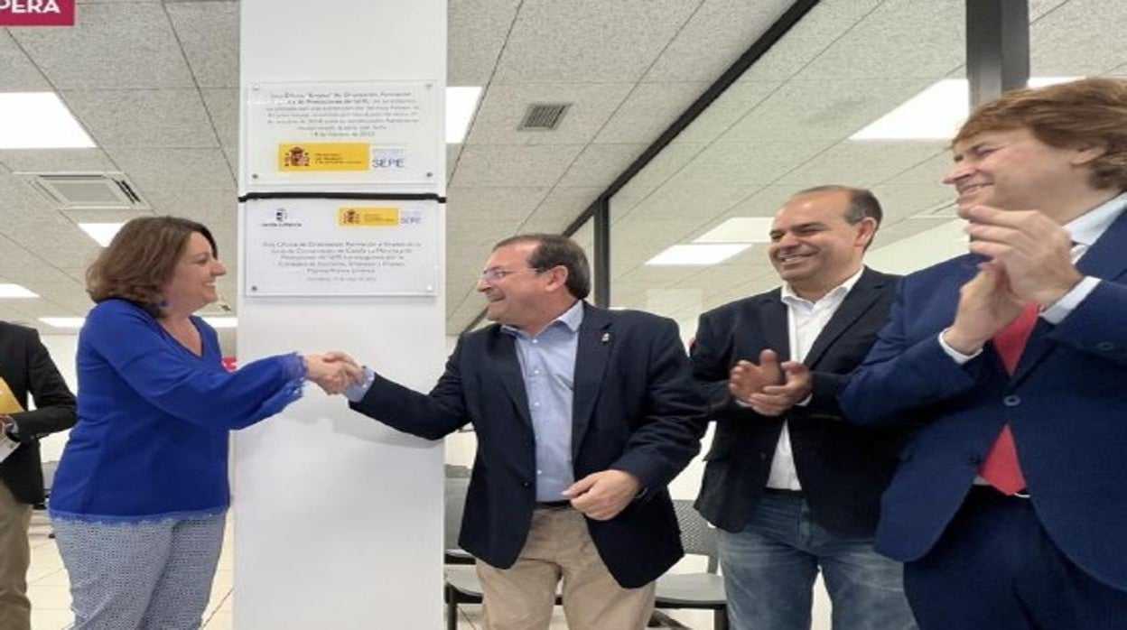 Patricia Franco y Adolfo Muñiz durante la apertura de la nueva oficia Emplea en Puertollano