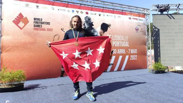 Lorenzo Pérez, el ‘superbombero’ de Carabanchel con 64 medallas