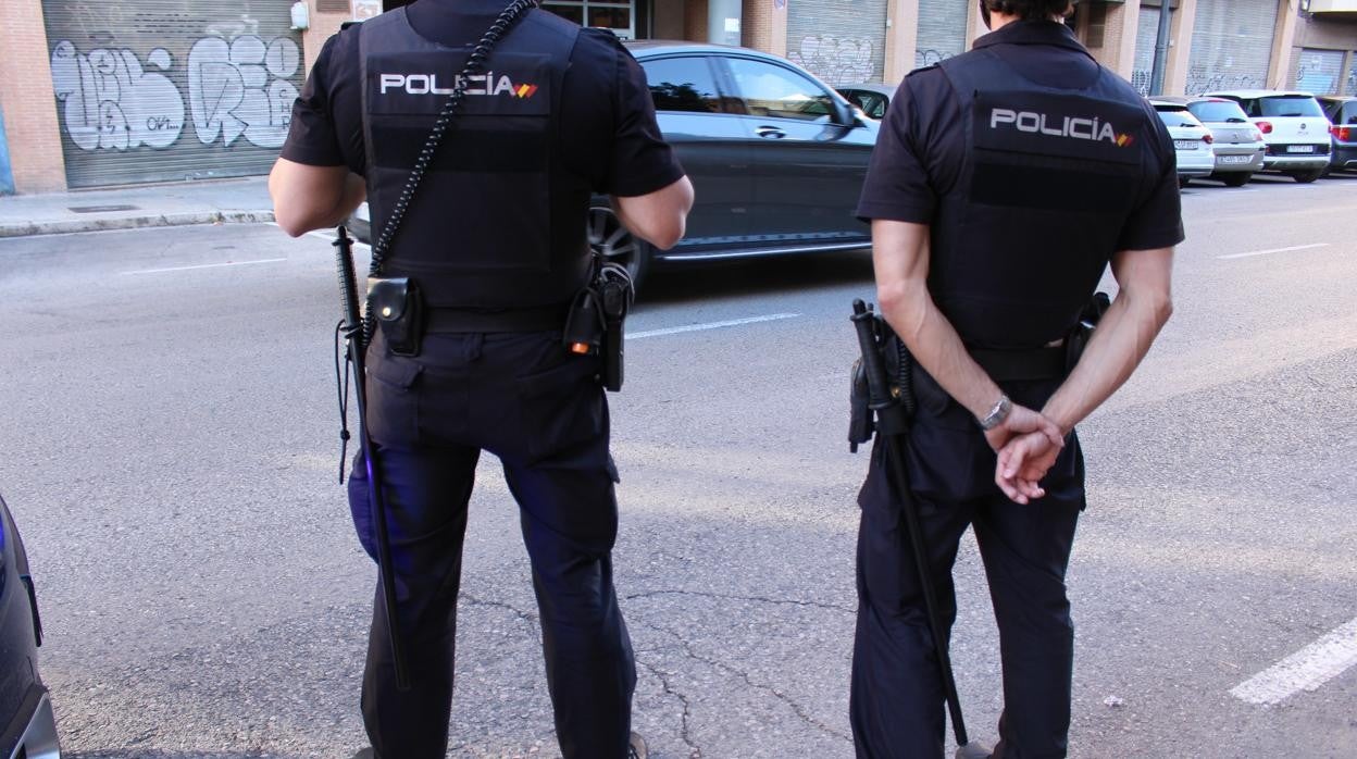 Imagen de recurso de dos agentes de la Policía Nacional en Valencia