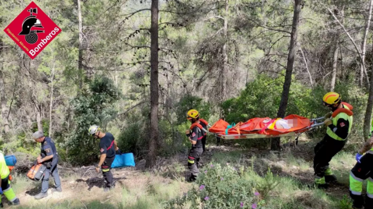 Imagen del rescate de una senderista en Alcoy (Alicante)