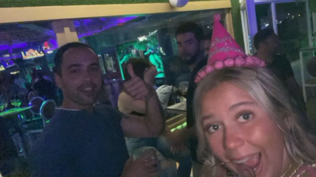 La falsa invitación de cumpleaños de una joven sueca en Torrevieja para quedar a la vez con 50 pretendientes de Tinder