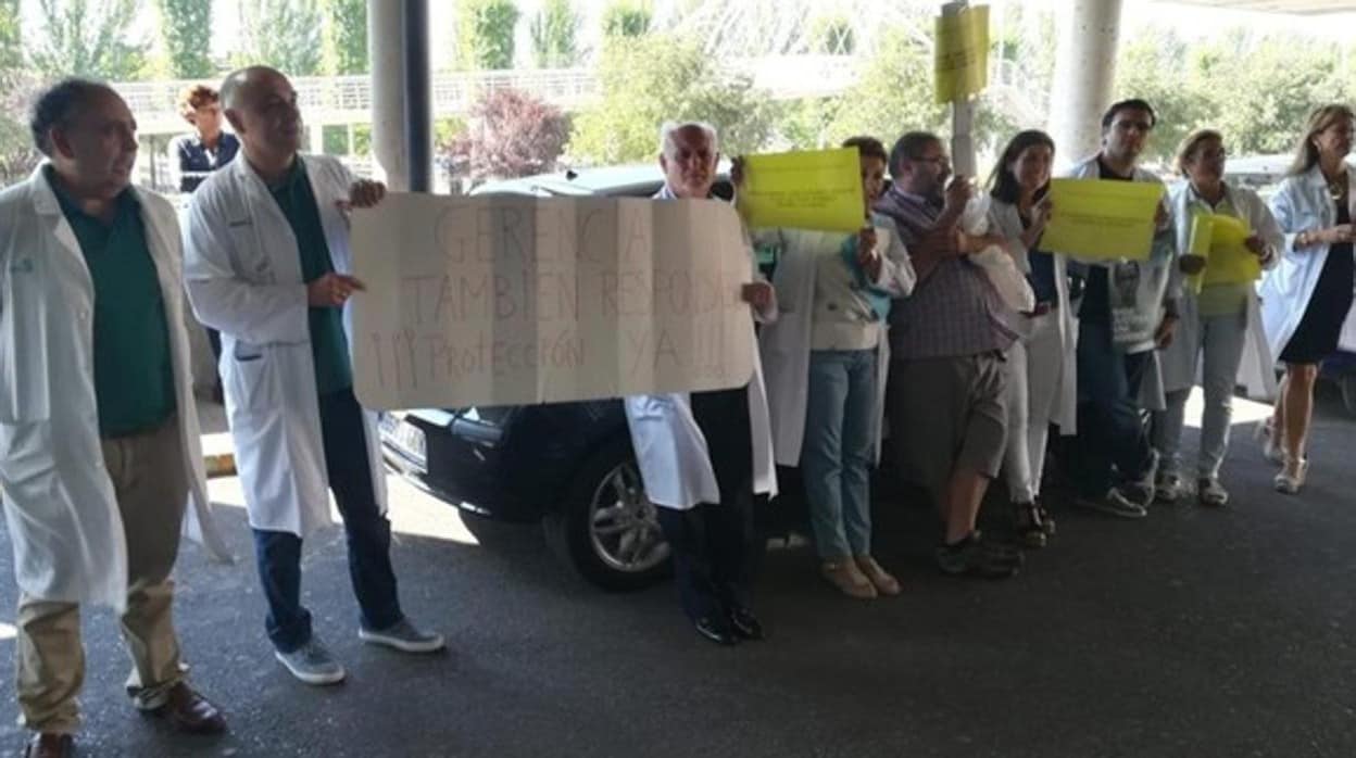 Concentración en el hospital de Talavera por una agresión a un médico en 2018