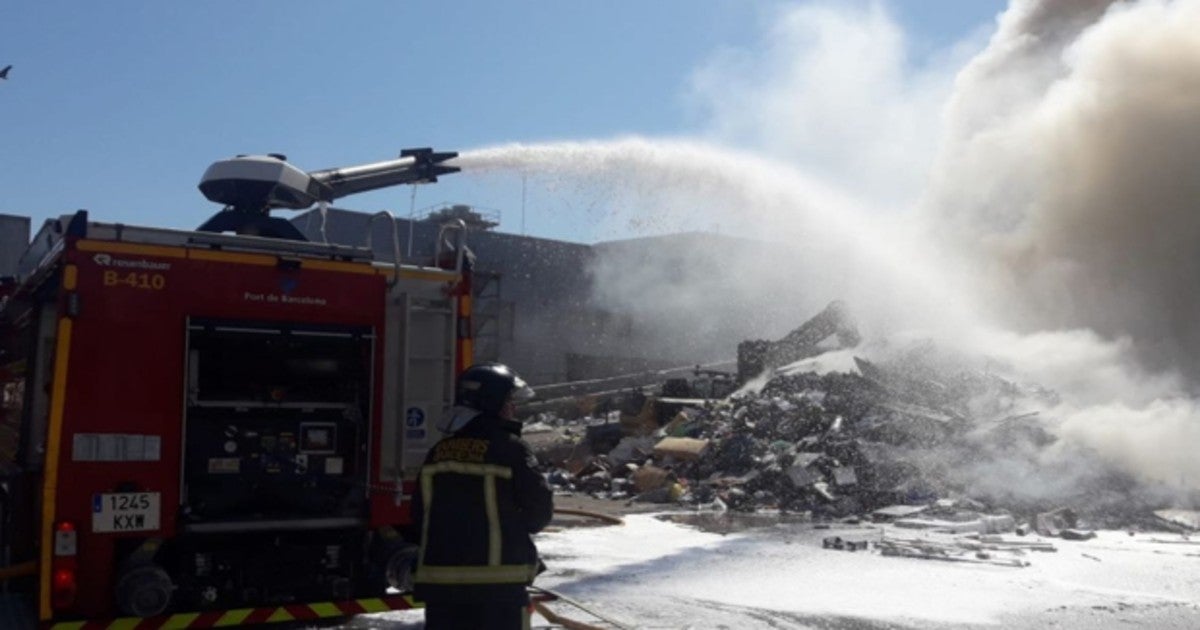 Un efectivo de los Bomberos en el Puerto de Barcelona, durante la extinción del incendio