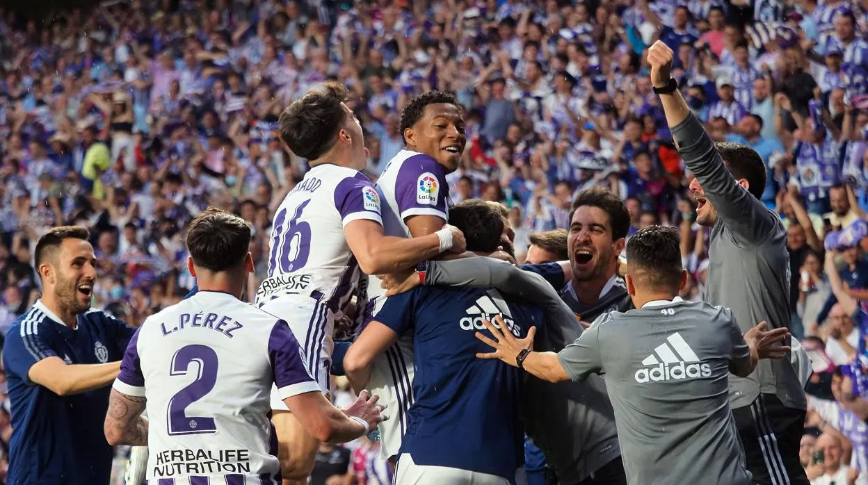 Los jugadores del Real Valladolid celebran la victoria y el pase a Primera División