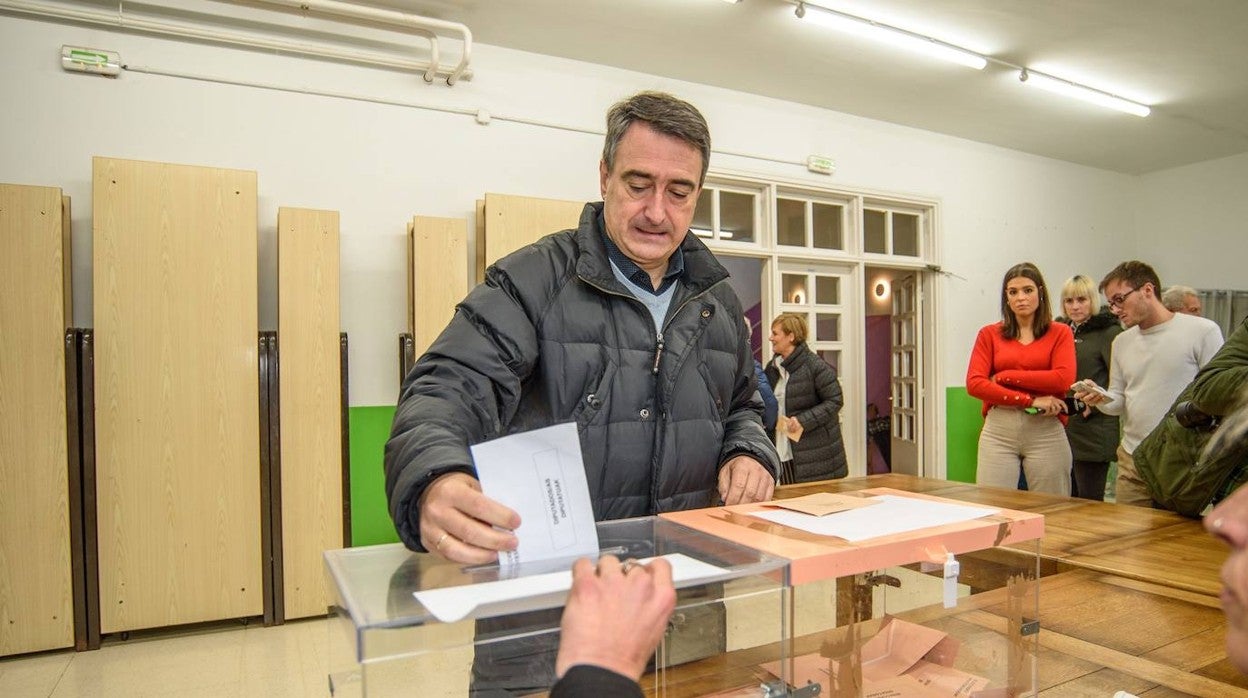 Aitor Esteban votando en una de las citas electorales de 2019