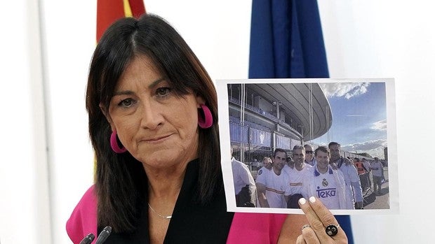 El PSOE cuestiona el viaje de Mañueco a la 'Champions' por una foto