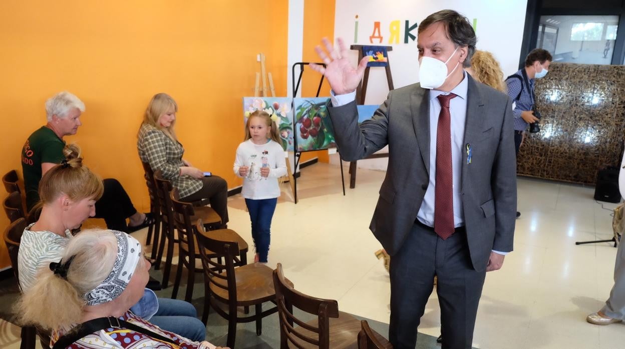 El alcalde de Salamanca, Carlos García Carbayo, visita a los refugiados de Ucrania en el Albergue Lazarillo de Tormes