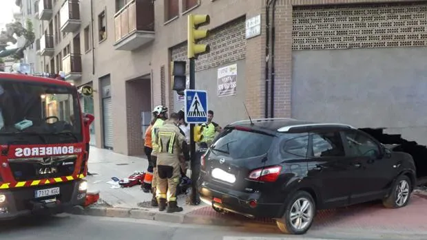 Un conductor muere en Ejea (Zaragoza) tras desmayarse al volante y chocar contra un edificio