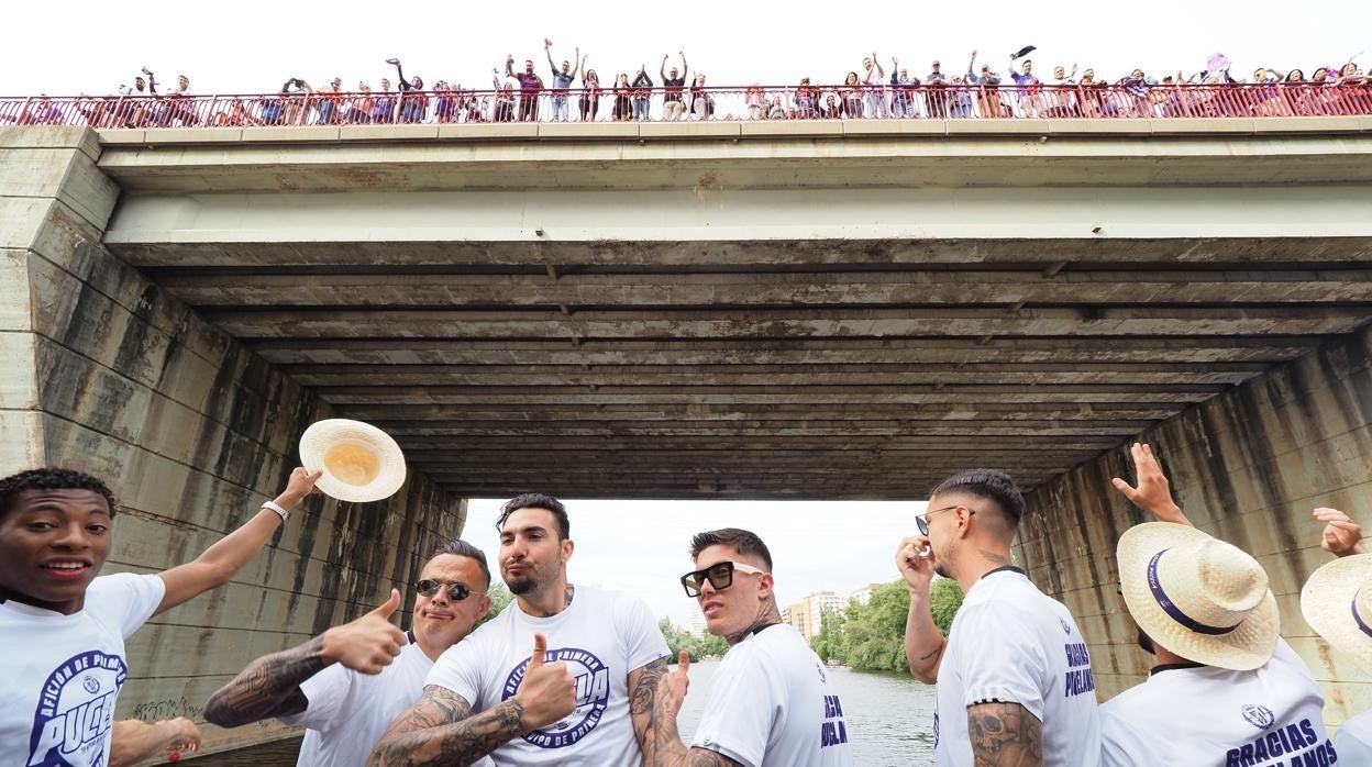 Los jugadores saludan a los aficionados desde el barco