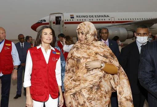 La Reina, a su llegada al aeropuerto de Nuakchot, con la primera dama mauritana, Mariem Dah