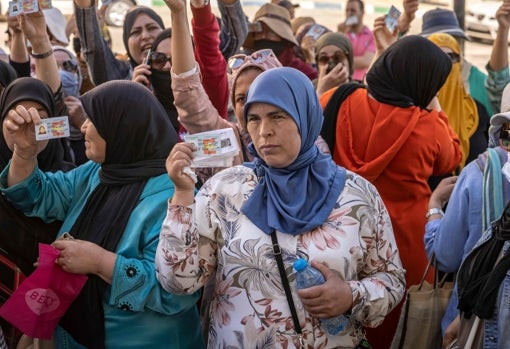 Mujeres protestan con los documentos que les permitián pasar a España en la frontare de Marruecos con Ceuta al no dejarles entrar a territorio español