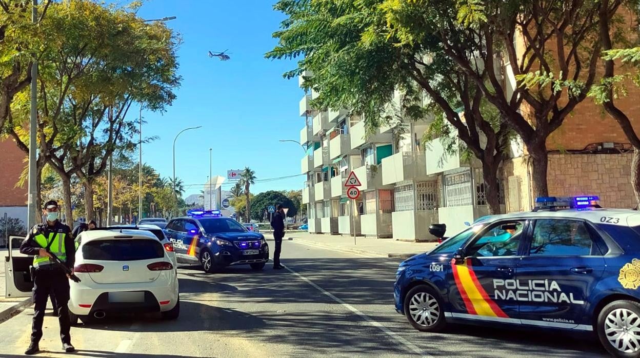 Imagen de archivo de un control policial en la Zona Norte de Alicante