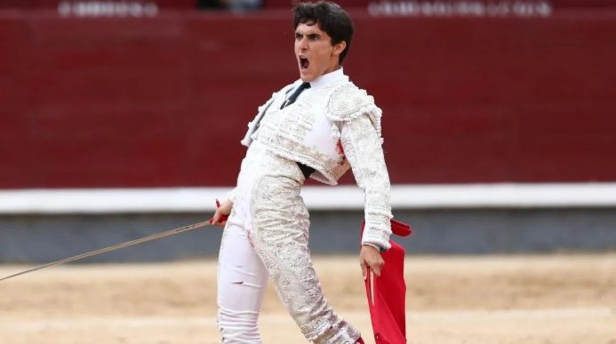 Álvaro Alarcón, de blanco, el color de los valientes, en el ruedo de Madrid