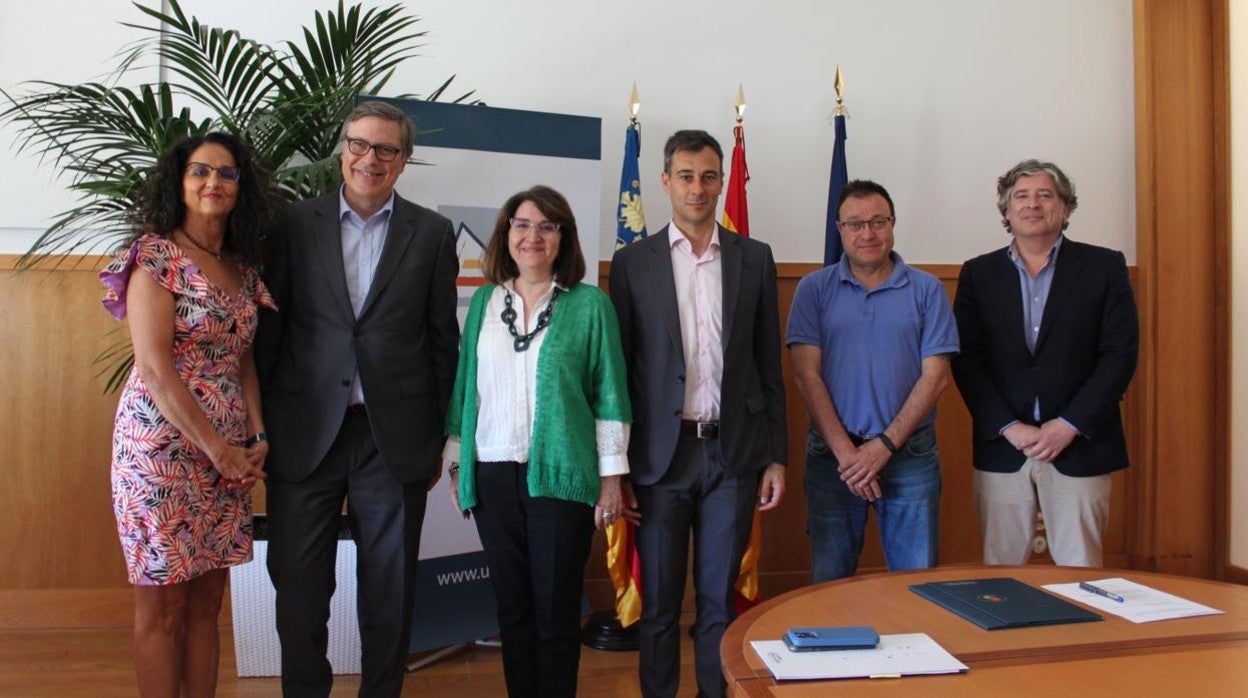 Acto de firma del convenio de colaboración entre Hidraqua y la Universidad de Alicante