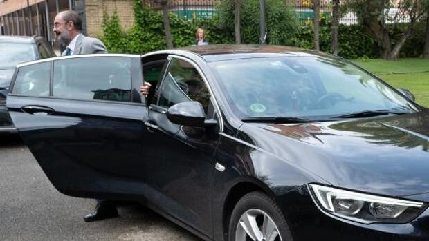 El socialista Lambán estrena coche oficial de gasolina mientras gasta 70.000 euros al año en un asesor ‘verde’