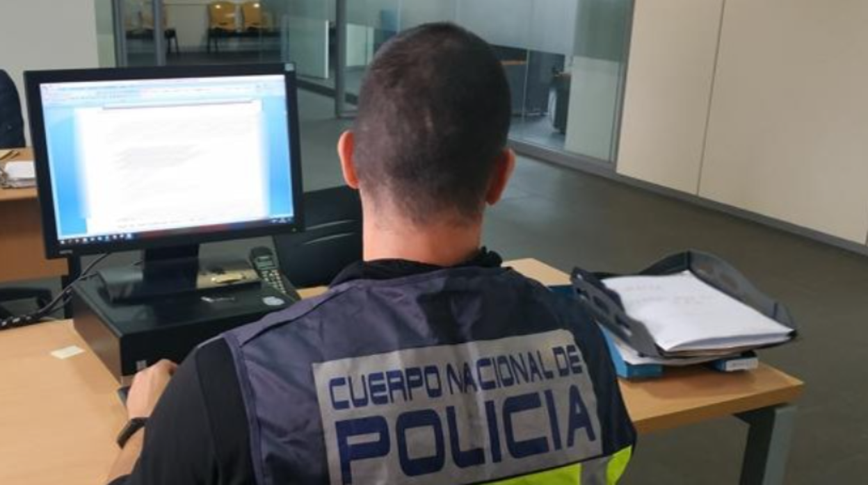 Agente de la Policía Nacional en su puesto de rabajo en foto de archivo