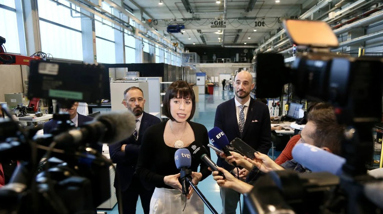 La ministra Diana Morant atiende a los medios de comunicación durante su visita al País Vasco