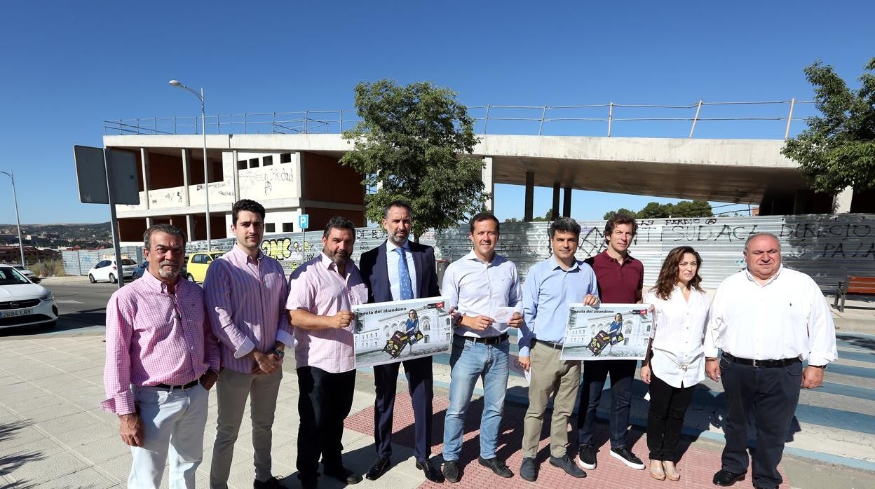 Los populares, este miércoles, en el edificio inacabado de la Casaa de la Juventud, en Toledo