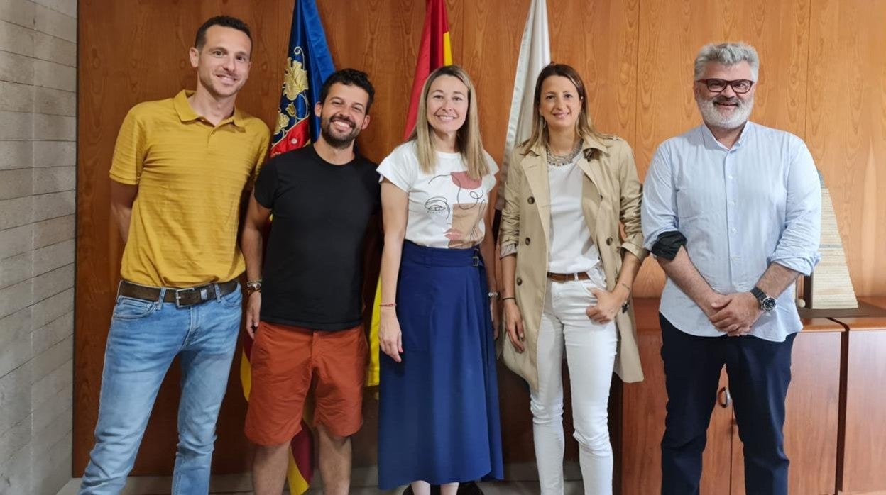 Lidia López, en el centro de la imagen, junto a representantes de Facpyme