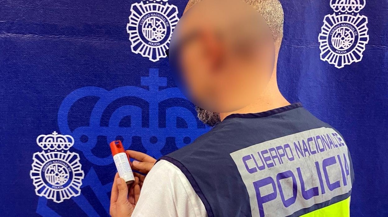 Un agente de Policía examina el espray utilizado por los ladrones