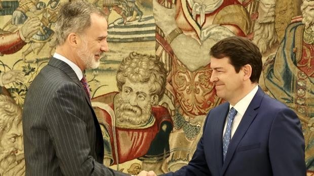 Felipe VI ensalza «los valores y la identidad» de la comarca del Bierzo en su firma en el Libro de Honor de la ULE