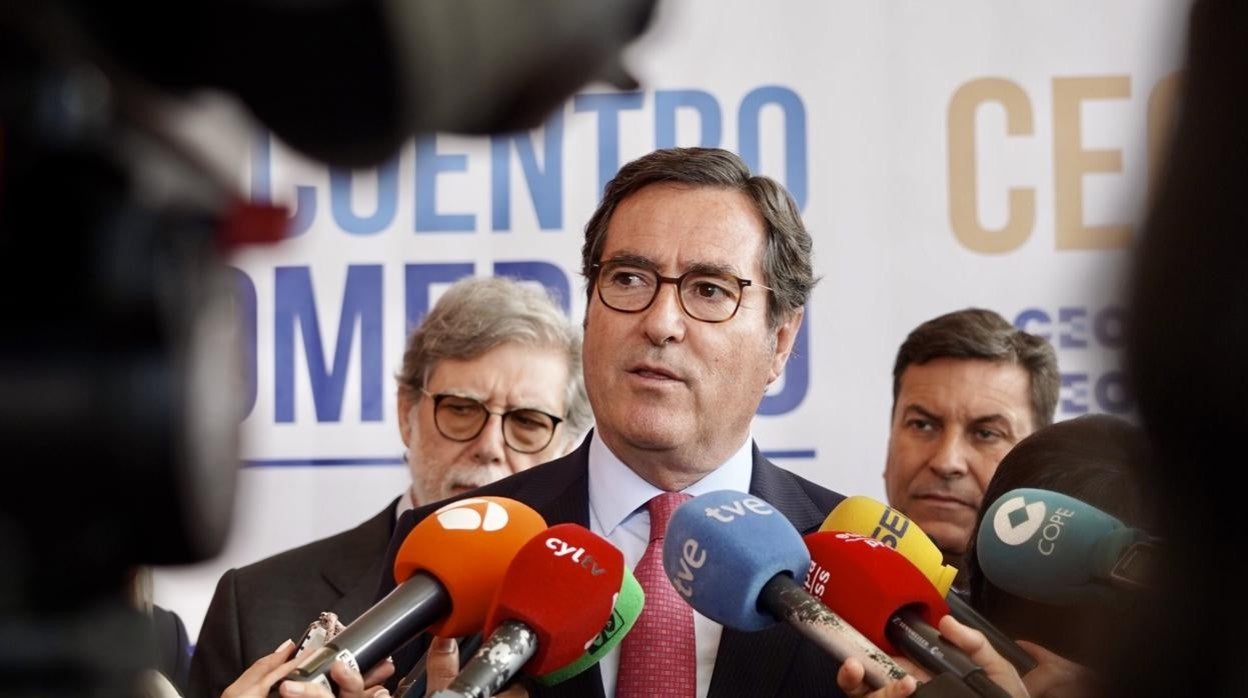 El presidente de la CEO, Antonio Garamendi, atiende a los medios en Valladolid