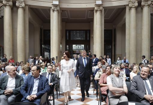 Imagen del presidente de la Generalitat, Ximo Puig, acompañado por la consellera de Participación, Transparencia, Cooperación y Calidad Democrática, Rosa Pérez Garijo, al inicio de acto del 40 aniversario del Estatuto de Autonomía