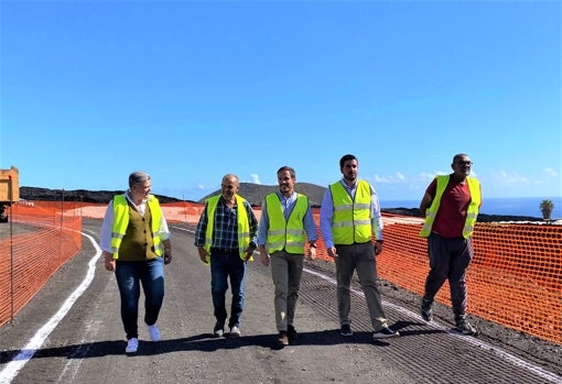 Apertura de la carretera con las autoridades palmeras