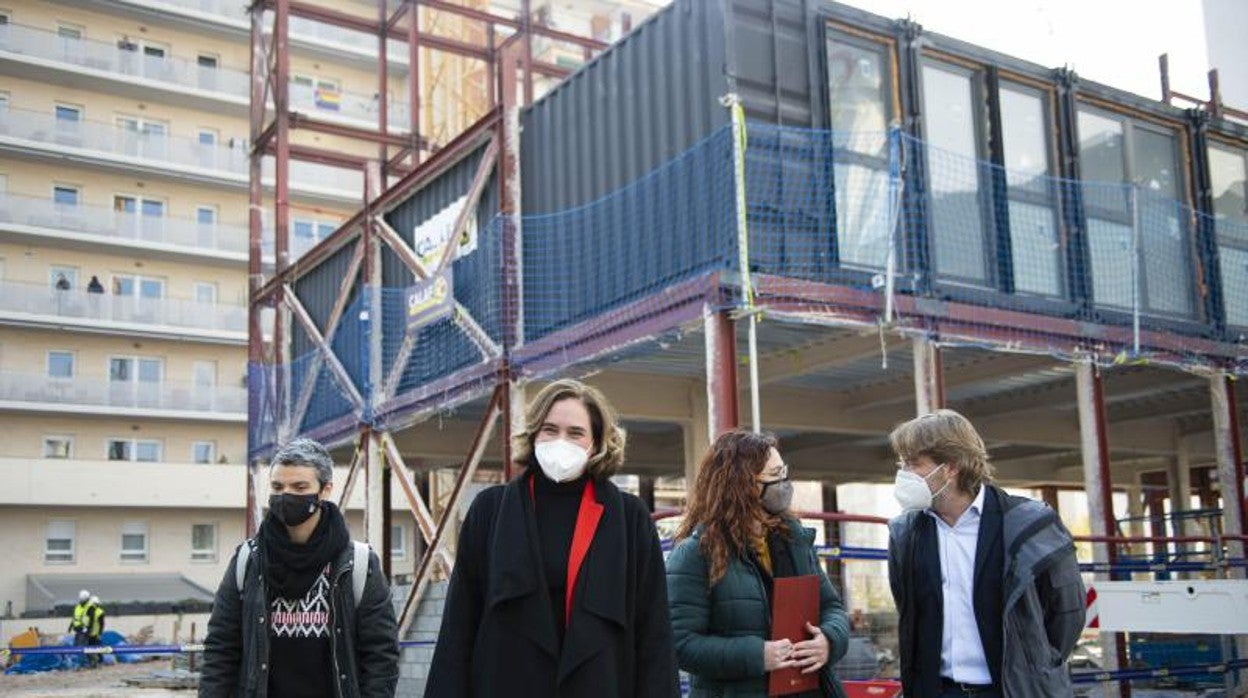 Colau, con algunos concejales, visitando obras de pisos-contenedor el pasado invierno