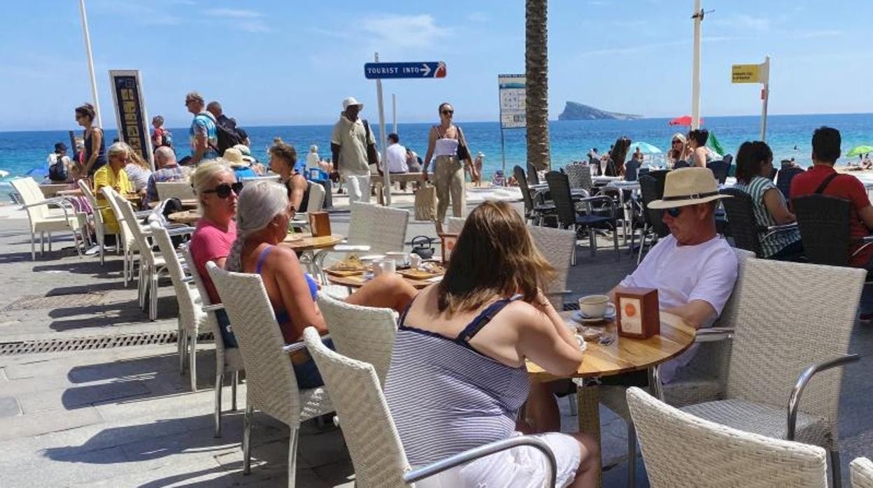 Turistas en una terraza en la Playa de Levante en Benidorm