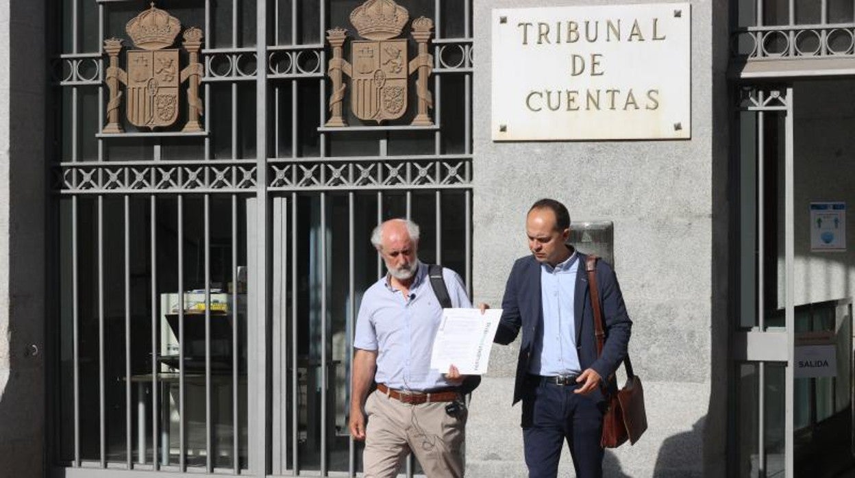 Los ediles carmenistas Luis Cueto y José Manuel Calvo muestran la denuncia