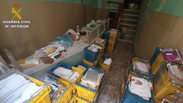 Encuentran 20.000 cartas sin enviar desde hace veinte años en una casa donde vivió un cartero despedido en Alicante