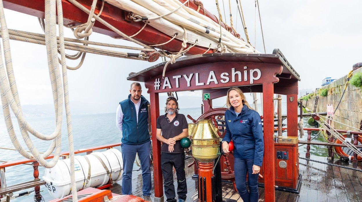 Celso González, director de la Fundación Traslatio; Fermín Galán, Capitán del 'Atyla', y Marta Fernández-Tapias, delegada de la Xunta en Vigo