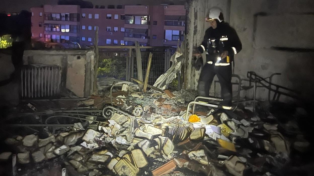 El interior de la vivienda donde se ha originado el fuego ha quedado totalmente destrozada