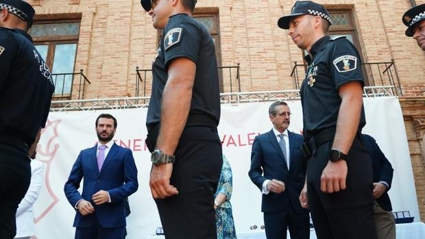 La Generalitat condecora a 416 agentes de las policías locales de Valencia y Castellón por su destacada labor