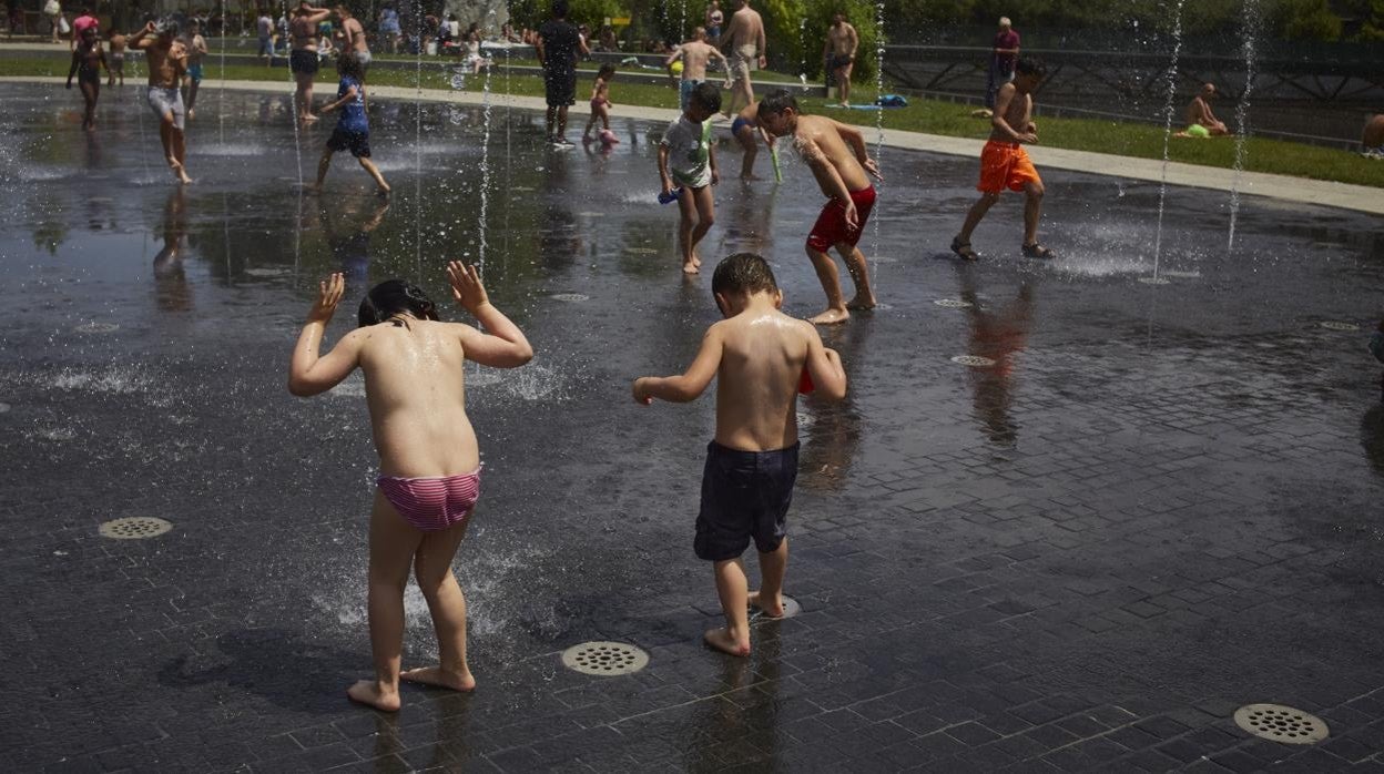 Decenas de niños se refrescan en las fuentes de Madrid Río