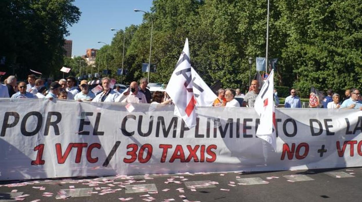 Taxistas madrileños marchan contra la reforma de la Ley de Transportes