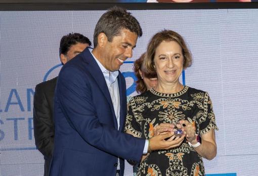 La trabajadora Isabel Escolano recibiendo la distinción «Suma de Oro»