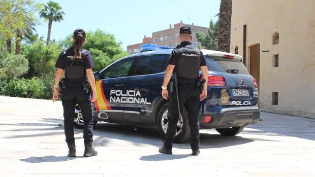 Detienen a un hombre por acosar, perseguir y amenazar con cortarle el cuello a su expareja en Valencia