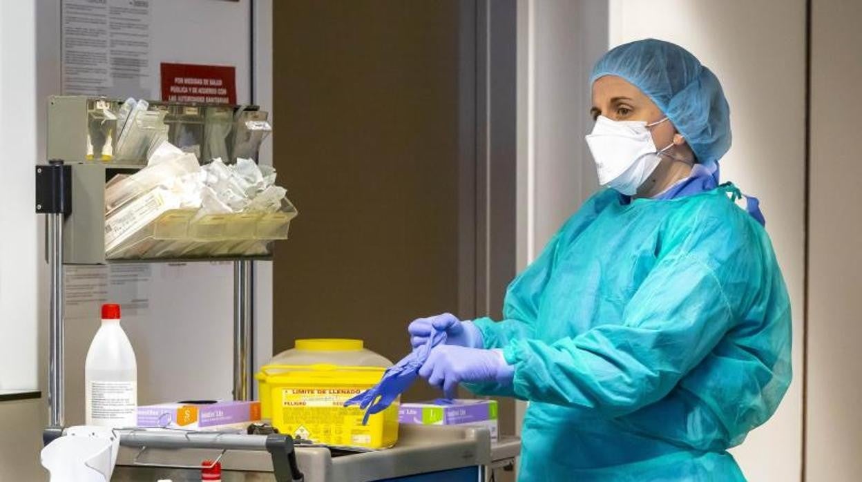 Una sanitaria en un centro hospitalario de la Comunidad Valenciana